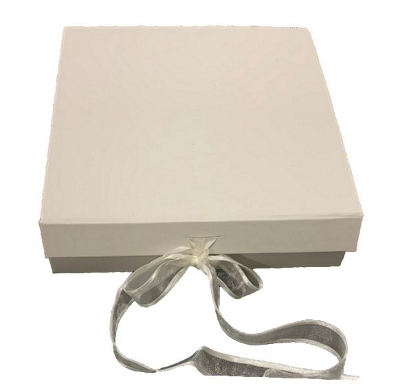 Medium Black / White Gift Box with Tea, Mesh Ball and Measuring Spoon/Metallic Tidy