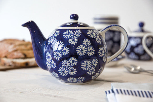 Teapot 4-cup Navy with Daisies